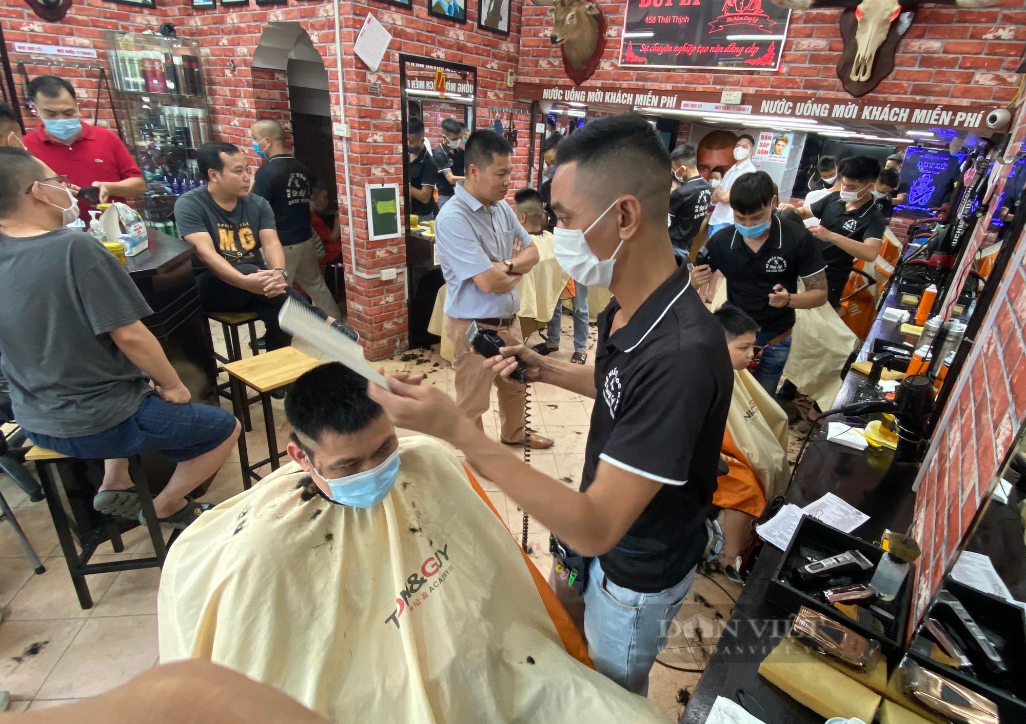 Cả ngày &quot;ngồi chơi xơi nước&quot;, đến chiều quán cắt tóc ở Hà Nội làm không kịp trở tay trước lệnh dừng hoạt động - Ảnh 1.