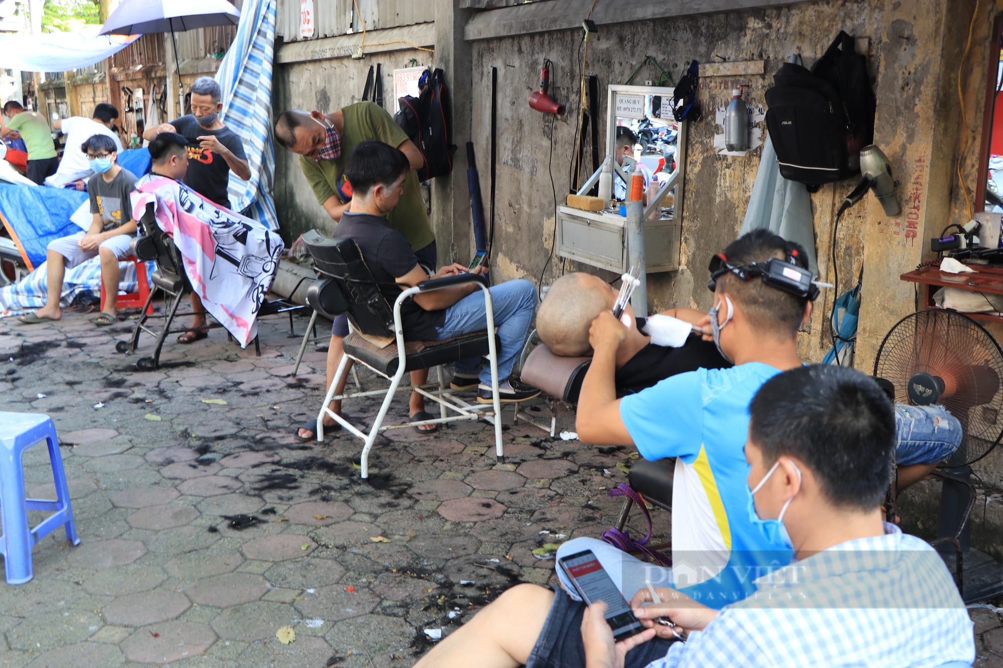 Cả ngày &quot;ngồi chơi xơi nước&quot;, đến chiều quán cắt tóc ở Hà Nội làm không kịp trở tay trước lệnh dừng hoạt động - Ảnh 3.