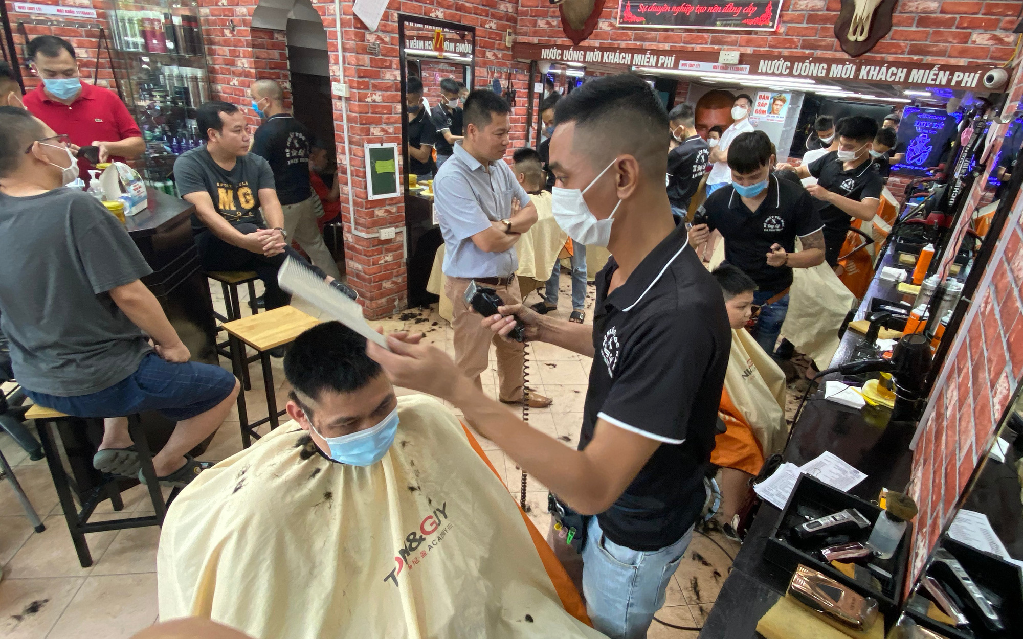 Quán cắt tóc ở Hà Nội đông chật khách trước lệnh dừng hoạt động