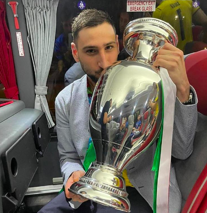 Chùm ảnh: Donnarumma cùng đội tuyển về tới Rome để ăn mừng chức vô địch Euro 2020 - Ảnh 8.