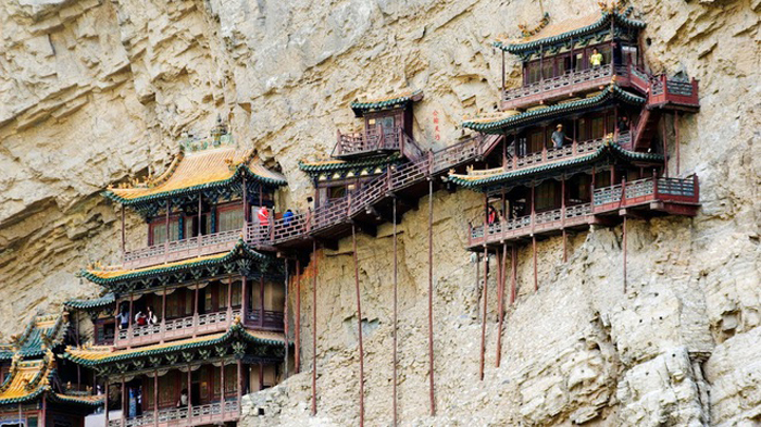 Sửng sốt với ngôi đền lớn treo lơ lửng trên vách đá tại Trung Quốc - Ảnh 1.
