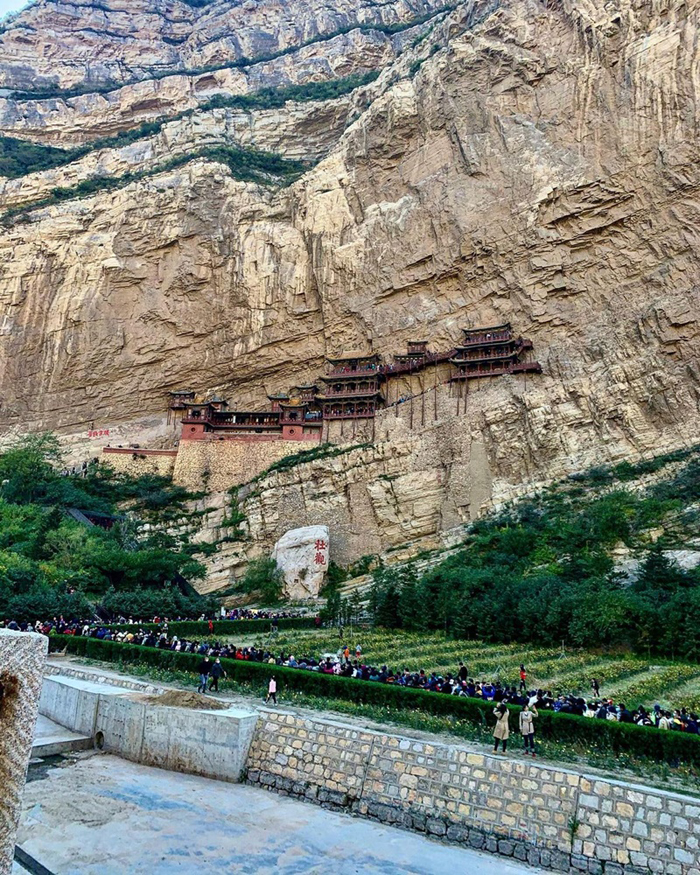 Sửng sốt với ngôi đền lớn treo lơ lửng trên vách đá tại Trung Quốc - Ảnh 2.