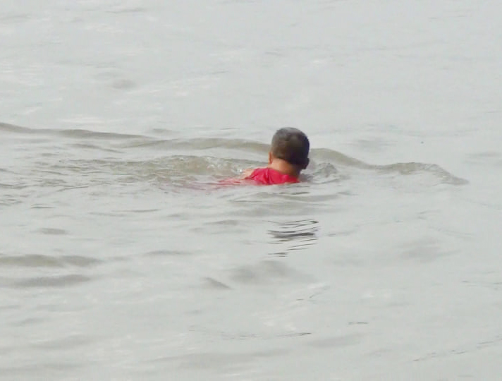 Người đàn ông đi tập thể dục nhảy sông khi gặp công an vì sợ bị phạt - Ảnh 2.