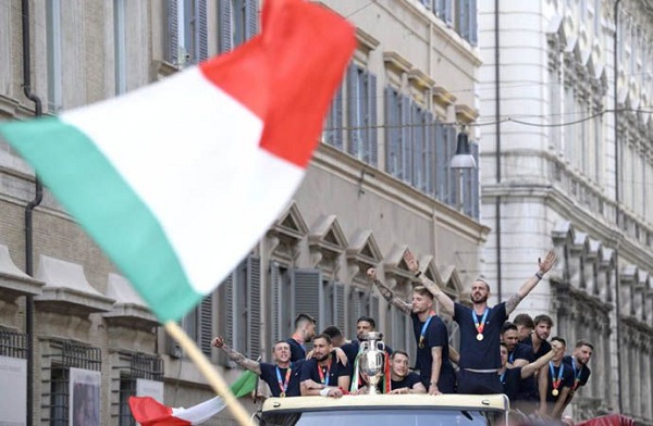 Chùm ảnh: Tổng thống và Thủ tướng Italia tiếp đón thầy trò HLV Mancini - Ảnh 3.