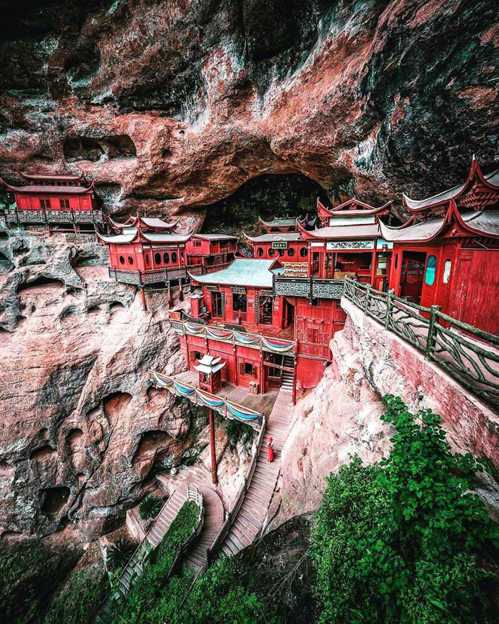 Sửng sốt với ngôi đền lớn treo lơ lửng trên vách đá tại Trung Quốc - Ảnh 5.