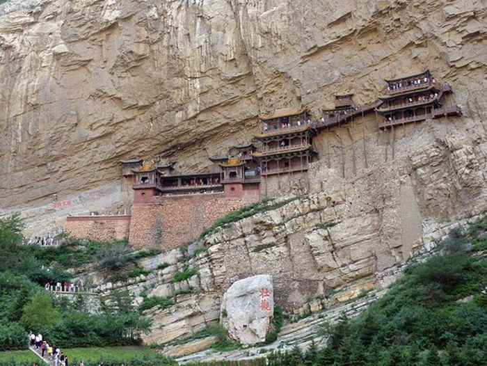 Sửng sốt với ngôi đền lớn treo lơ lửng trên vách đá tại Trung Quốc - Ảnh 7.