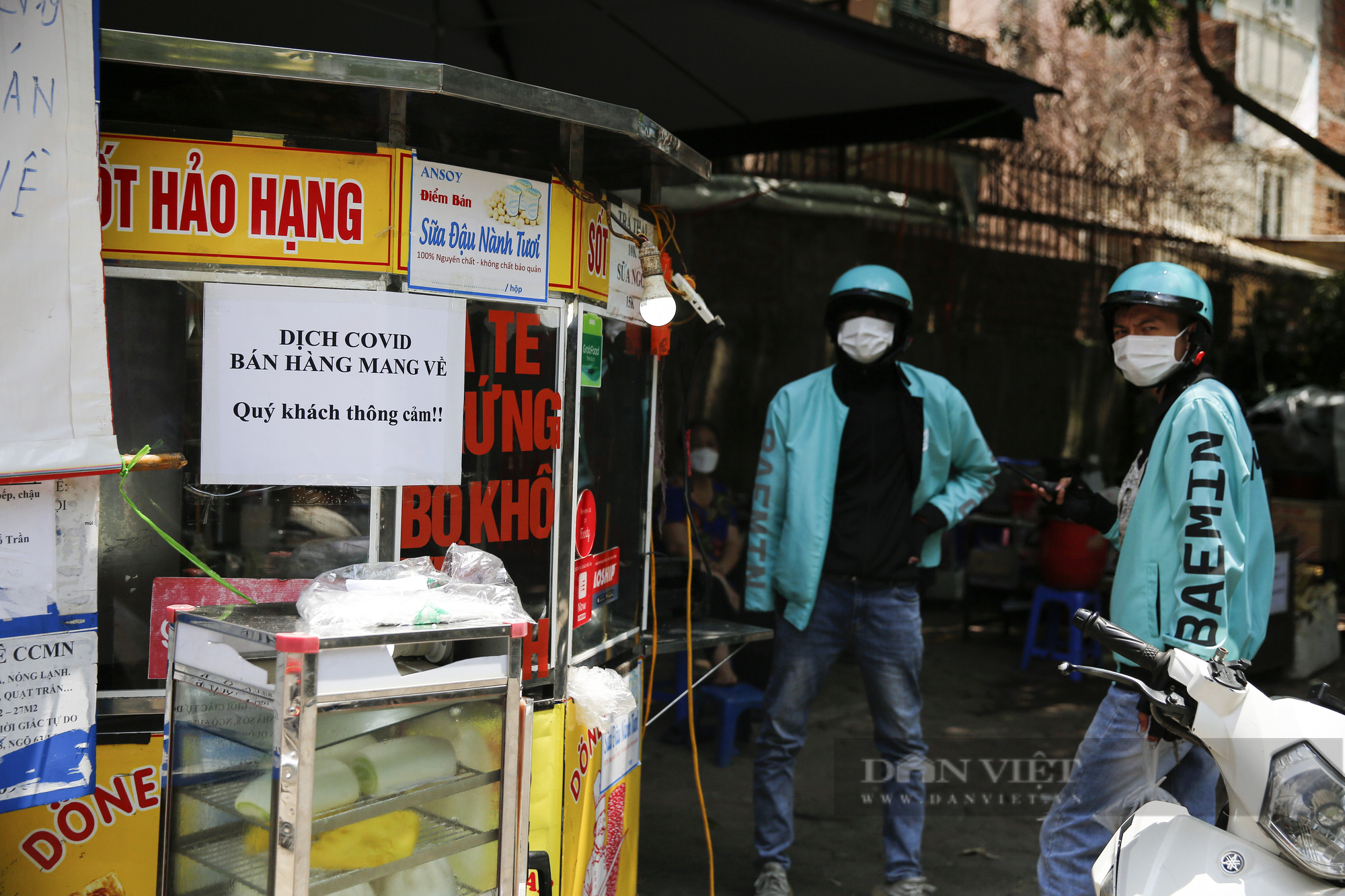 Hàng loạt nhà hàng đóng cửa, treo biển “chỉ bán mang về” - Ảnh 6.