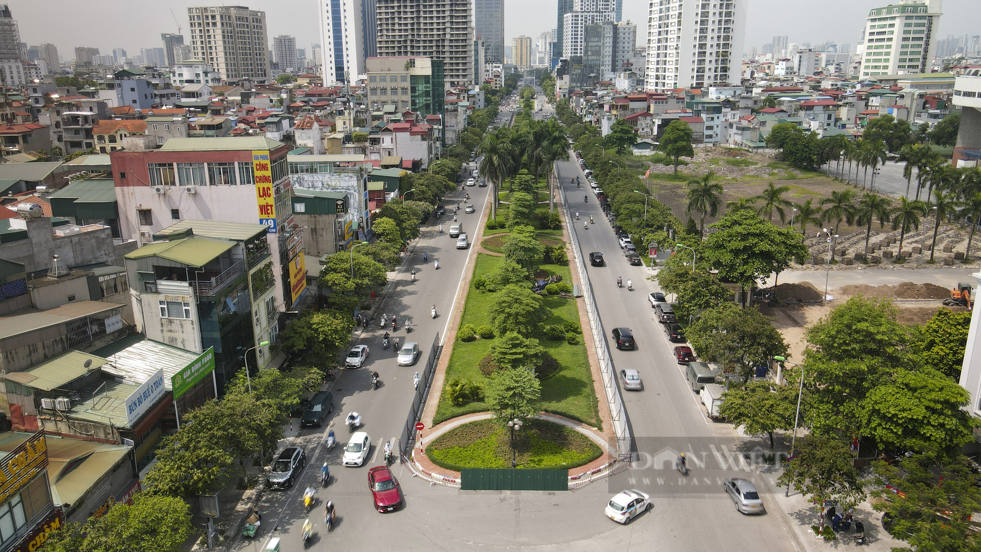 Ngắm tuyến đường &quot;đẹp nhất thủ đô&quot; trước ngày bị xén để mở rộng đường - Ảnh 1.