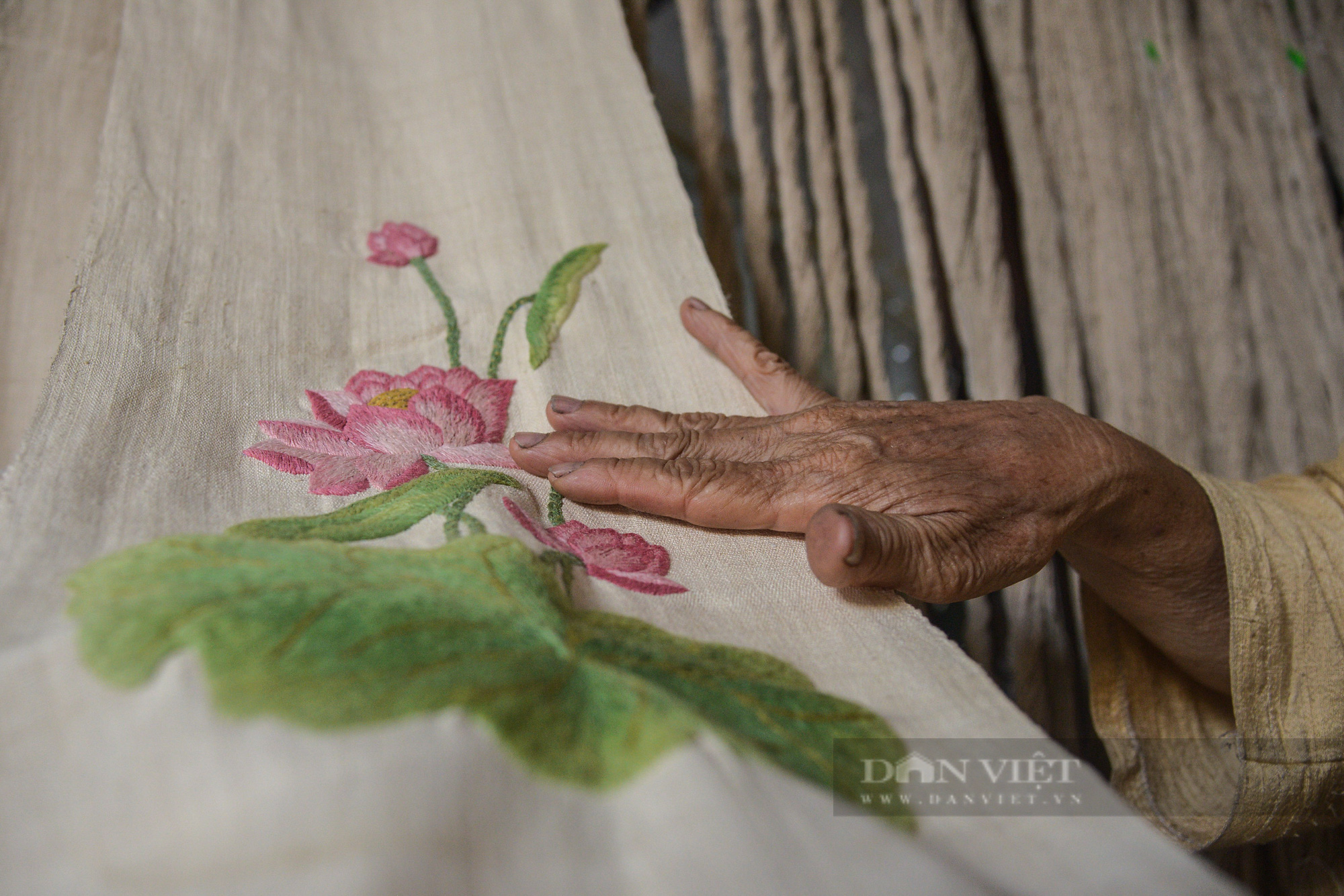 Hình ảnh người nghệ nhân đầu tiên dệt thành công lụa từ tơ sen ở Việt Nam - Ảnh 11.