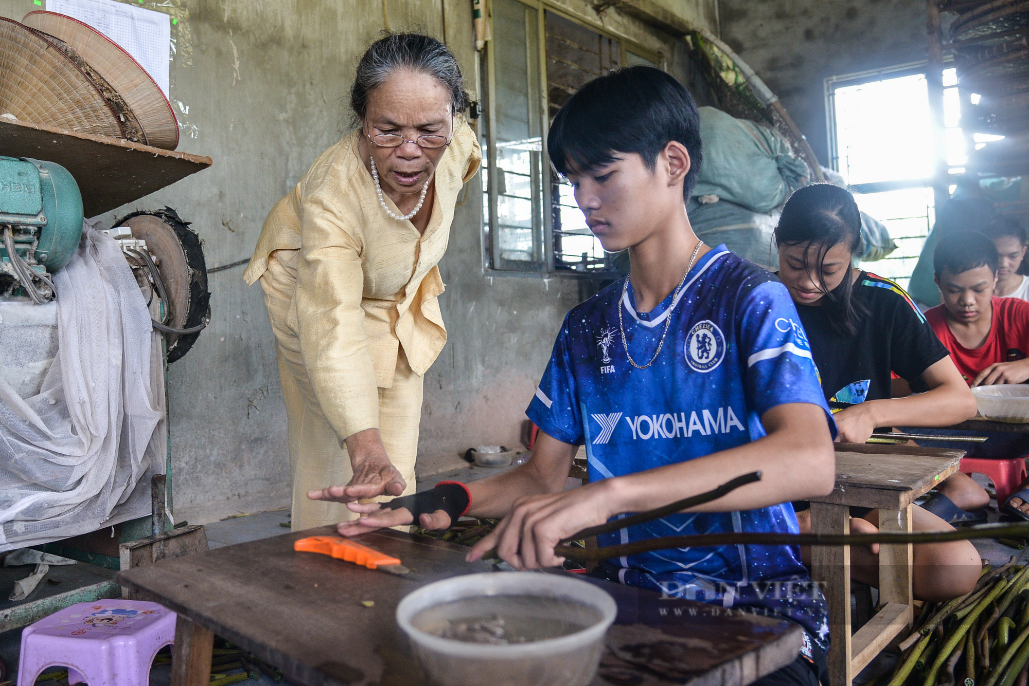 Hình ảnh người nghệ nhân đầu tiên dệt thành công lụa từ tơ sen ở Việt Nam - Ảnh 13.