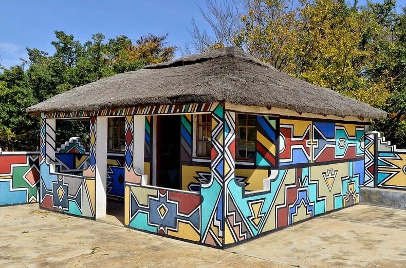 Nam Phi: Bộ tộc Ndebele nổi tiếng và hút khách du lịch bởi những sáng tạo này - Ảnh 1.
