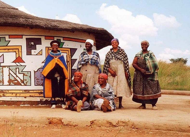 Nam Phi: Bộ tộc Ndebele nổi tiếng và hút khách du lịch bởi những sáng tạo này - Ảnh 2.