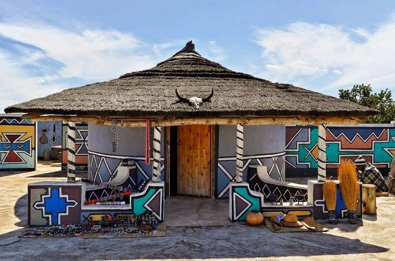Nam Phi: Bộ tộc Ndebele nổi tiếng và hút khách du lịch bởi những sáng tạo này - Ảnh 3.