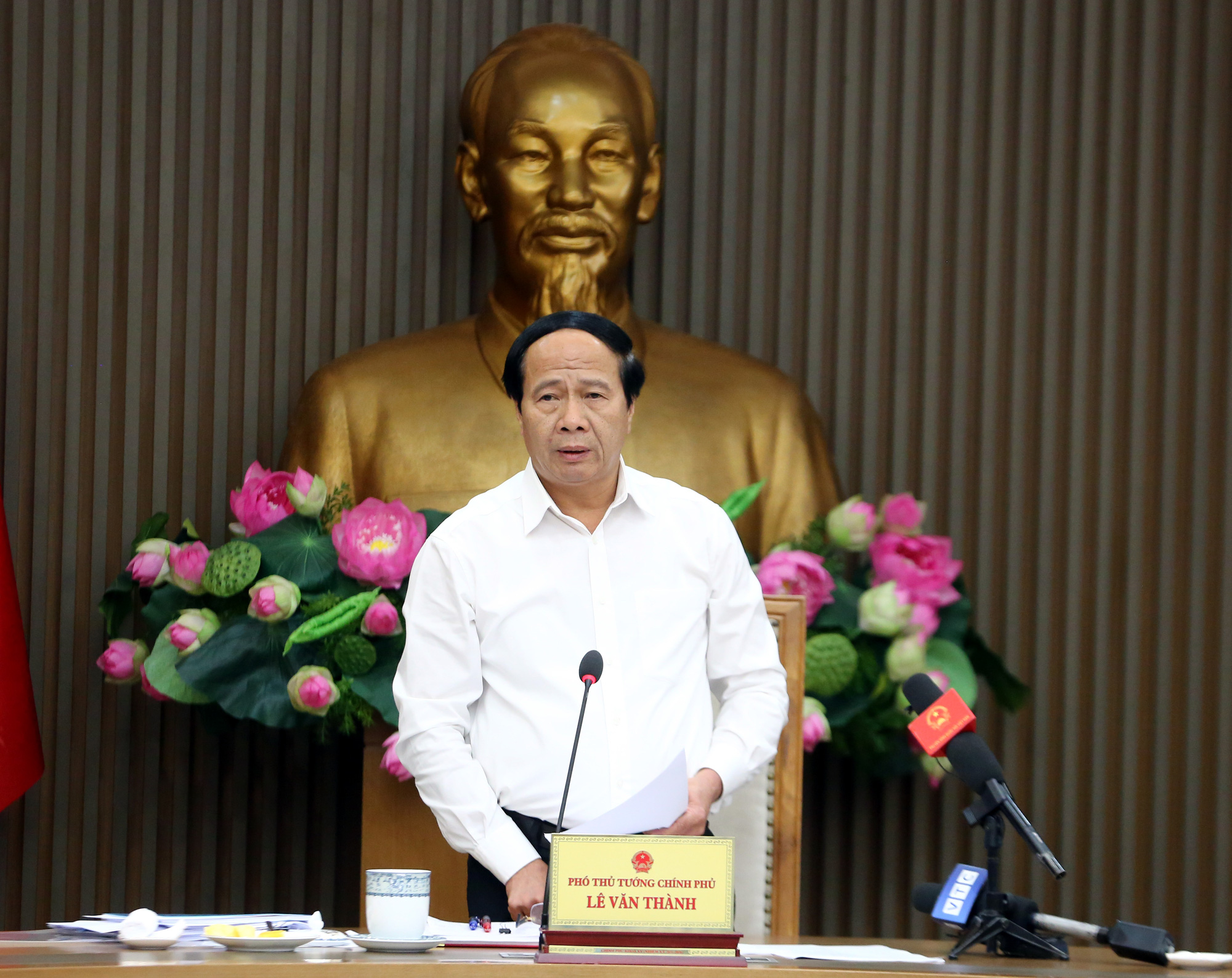 Phó Thủ tướng Lê Văn Thành: Triển khai quyết liệt các nhóm giải pháp, gỡ thẻ vàng IUU vào năm 2022 - Ảnh 1.
