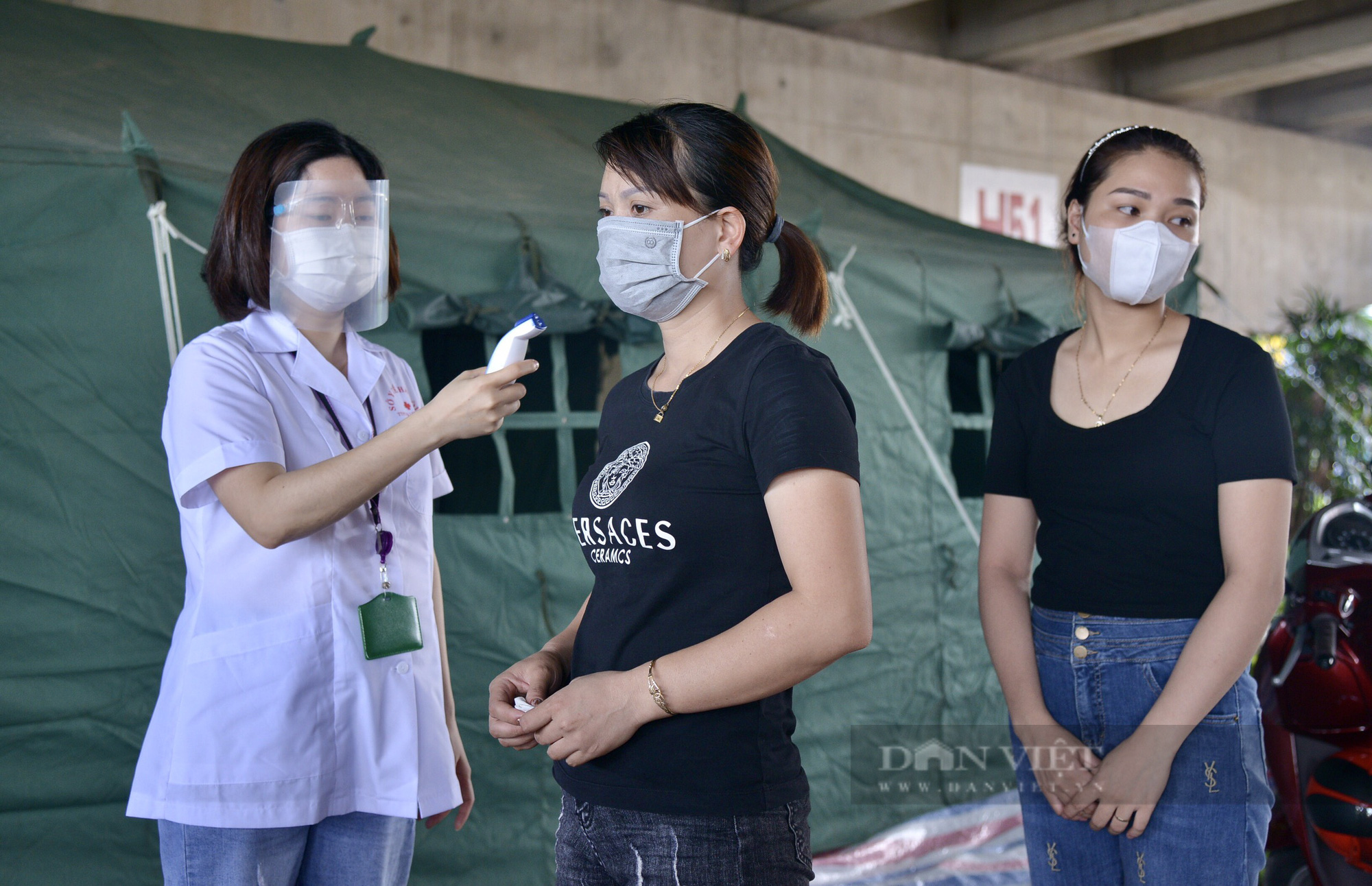 Người dân khai báo y tế tại 22 chốt kiểm soát dịch ở cửa ngõ Thủ đô - Ảnh 10.