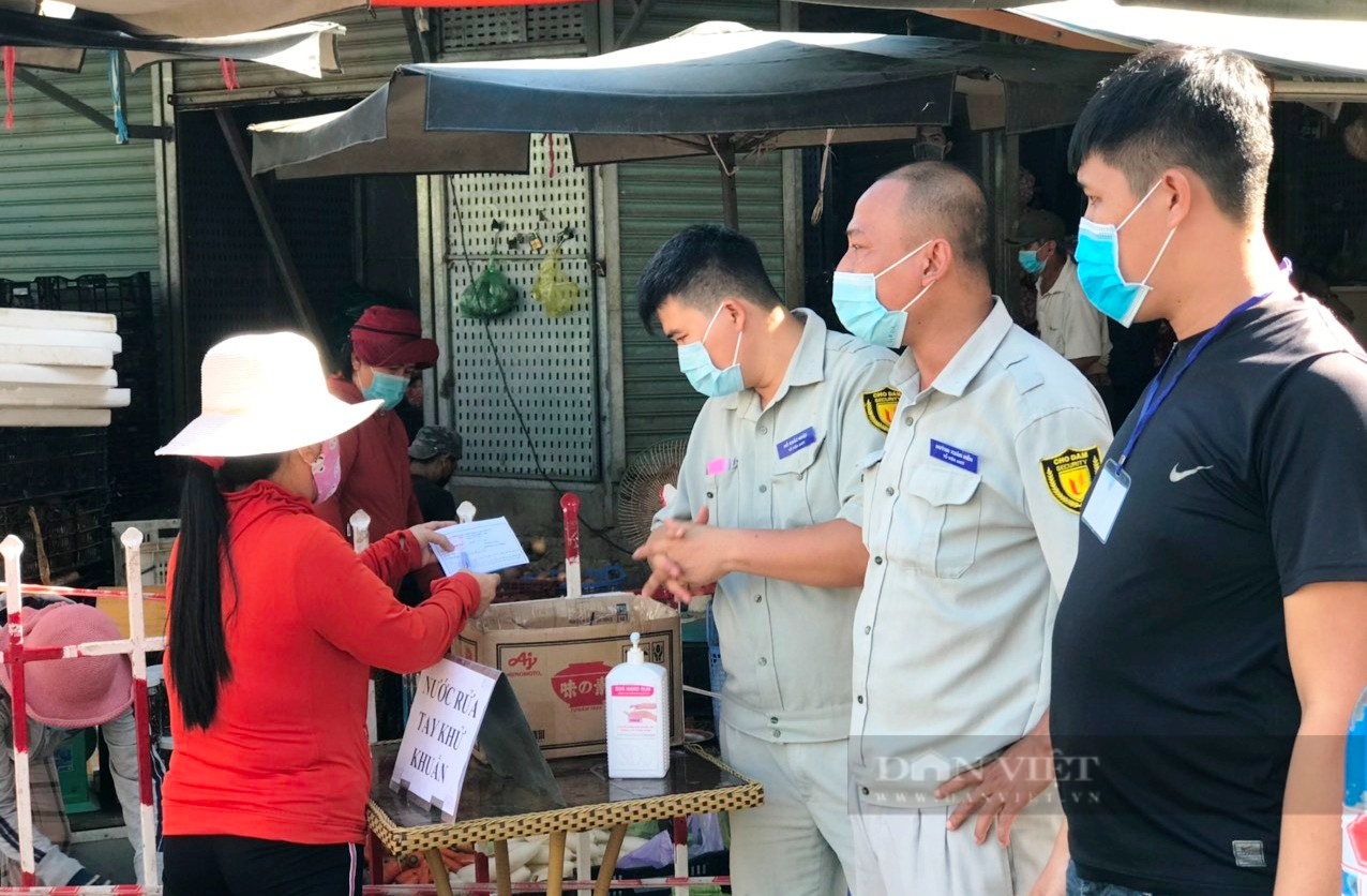 Dịch Covid-19: Ngày đầu tiên dân Nha Trang đi vào chợ, siêu thị bằng thẻ - Ảnh 1.