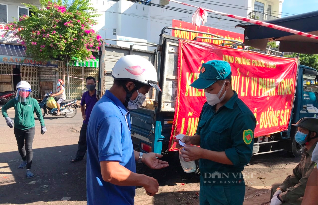 Dịch Covid-19: Ngày đầu tiên dân Nha Trang đi vào chợ, siêu thị bằng thẻ - Ảnh 4.