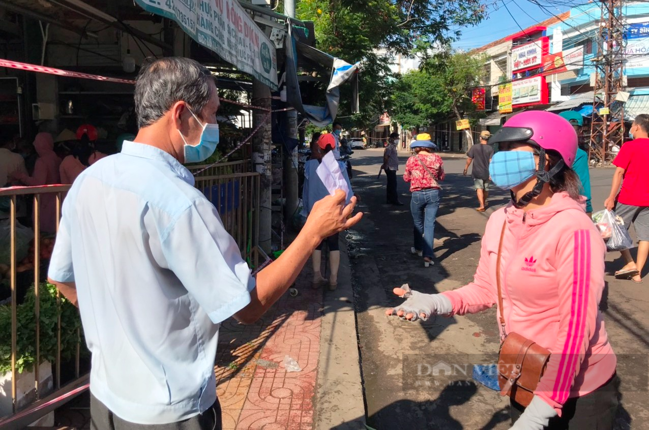 Dịch Covid-19: Ngày đầu tiên dân Nha Trang đi vào chợ, siêu thị bằng thẻ - Ảnh 5.