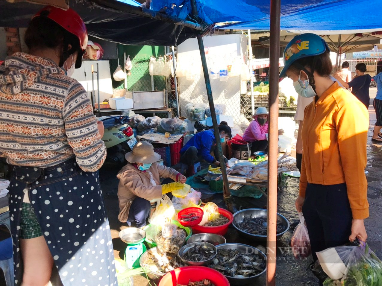 Dịch Covid-19: Ngày đầu tiên dân Nha Trang đi vào chợ, siêu thị bằng thẻ - Ảnh 6.