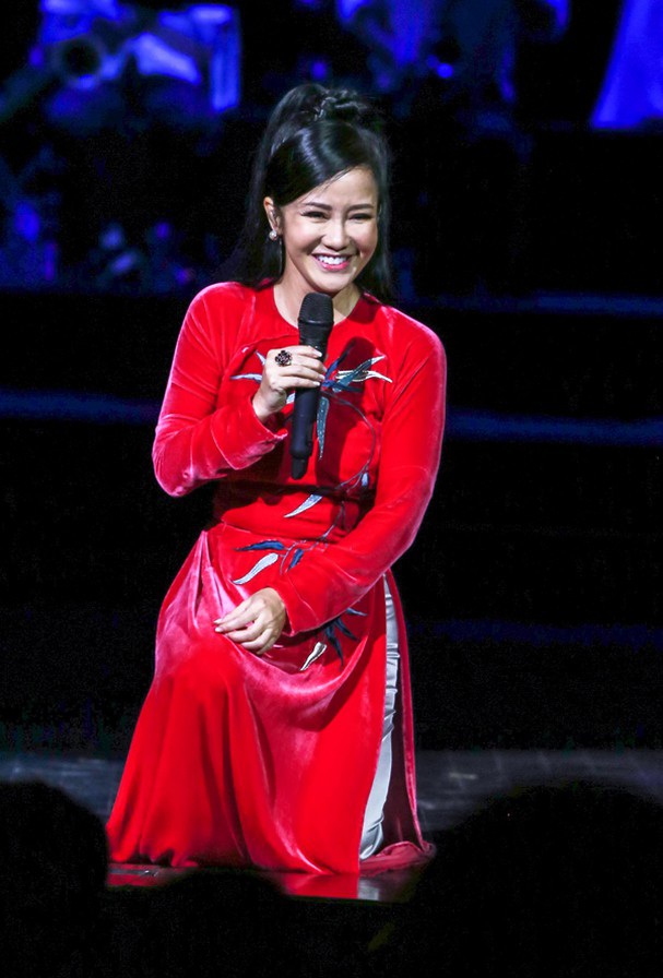 Diva Hồng Nhung, Mỹ Linh xử lý đỉnh cao loạt sự cố quên lời, mic mất tiếng - Ảnh 2.