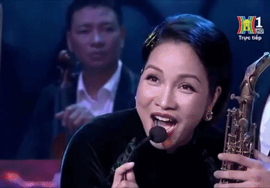 Diva Hồng Nhung, Mỹ Linh xử lý đỉnh cao loạt sự cố quên lời, mic mất tiếng - Ảnh 1.