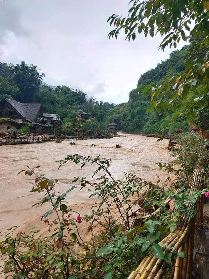 Ảnh: Mưa lớn kéo dài ở Lào Cai, bản Cát Cát tan hoang do mưa lũ - Ảnh 10.