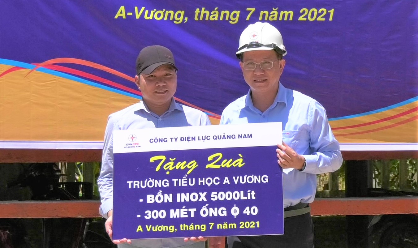 PC Quảng Nam hỗ trợ kinh phí xây nhà tình nghĩa và phương tiện sản xuất cho người dân xã A Vương - Ảnh 2.