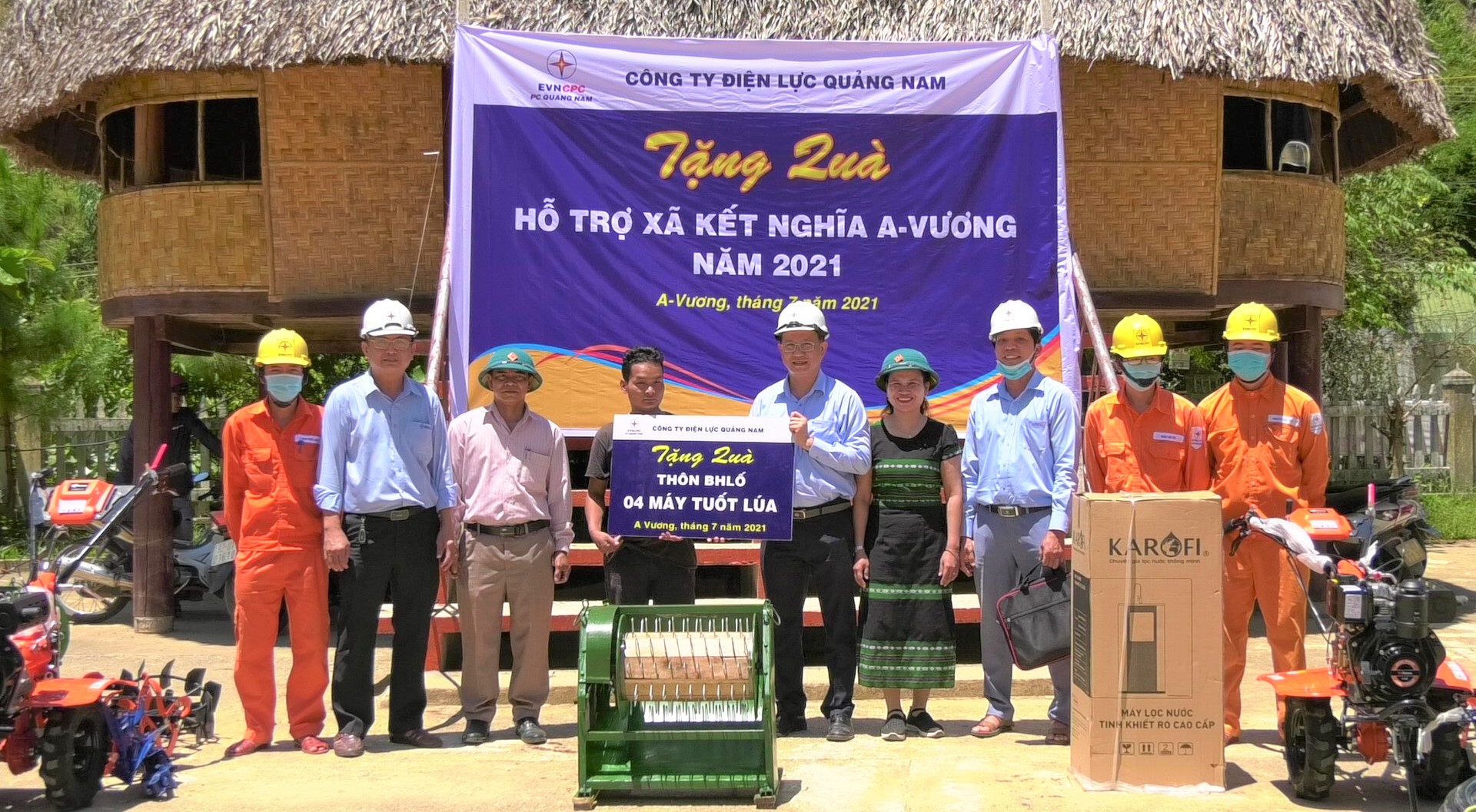 PC Quảng Nam hỗ trợ kinh phí xây nhà tình nghĩa và phương tiện sản xuất cho người dân xã A Vương - Ảnh 3.