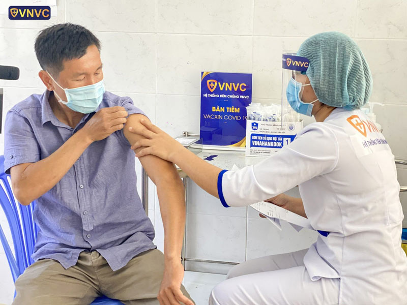 Gần 1 triệu liều vắc xin Covid-19 vừa hạ cánh về Việt Nam - Ảnh 9.
