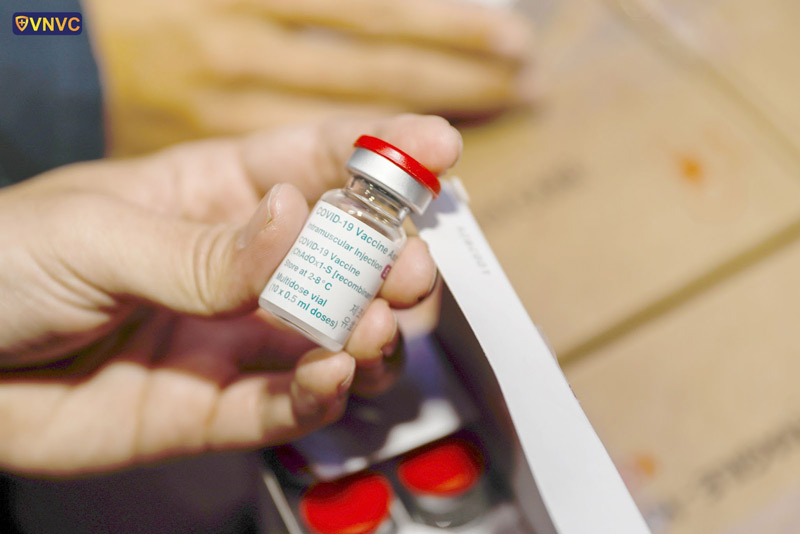 Gần 1 triệu liều vắc xin Covid-19 vừa hạ cánh về Việt Nam - Ảnh 5.