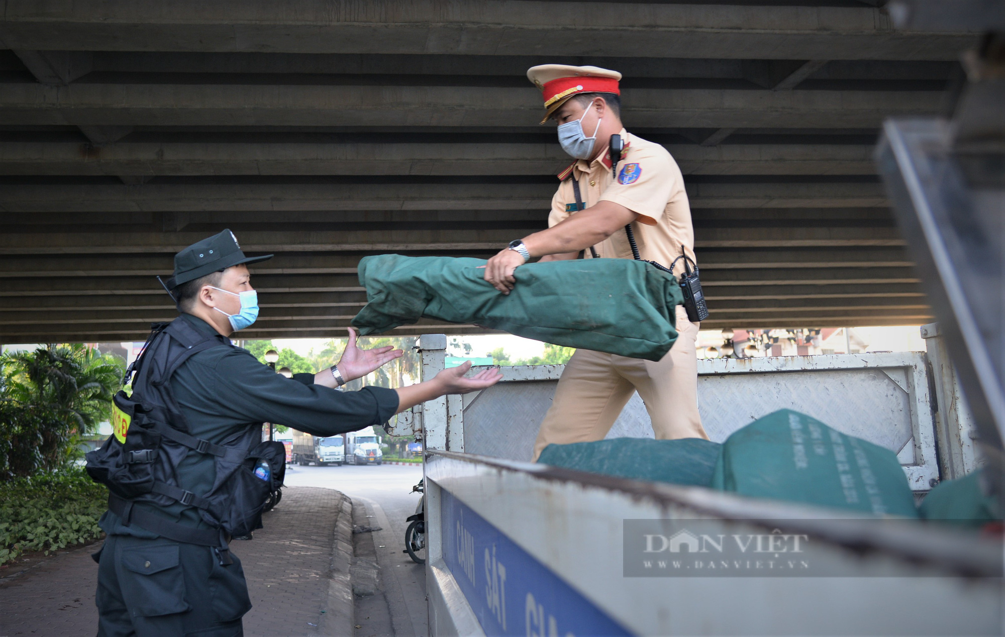 Lực lượng liên ngành đội nắng, ăn cơm muộn, trực xuyên đêm tại các chốt cửa ngõ thủ đô - Ảnh 1.