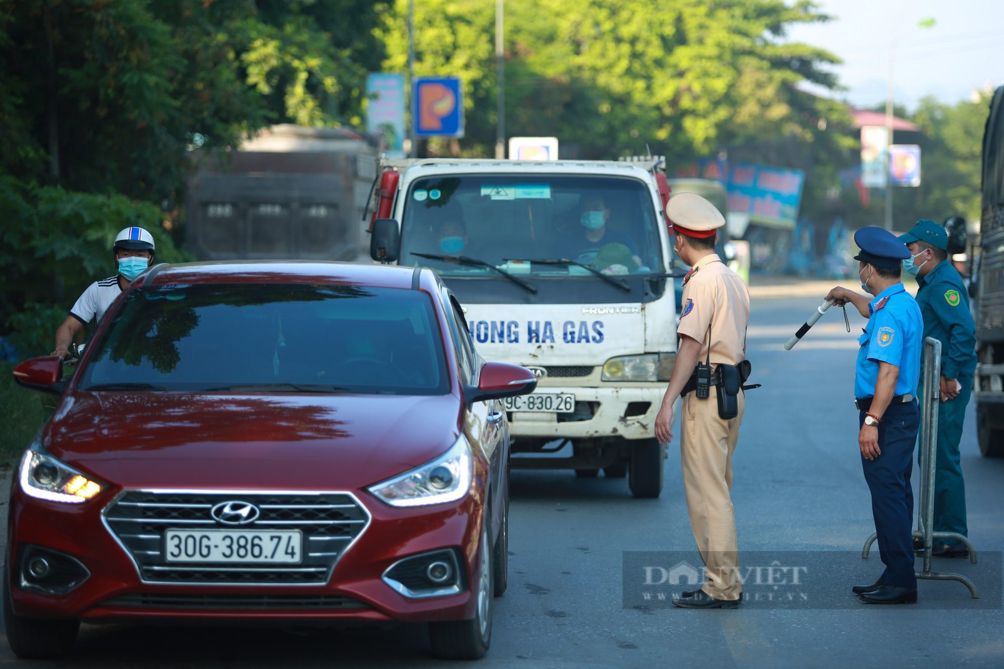 Lực lượng liên ngành đội nắng, ăn cơm muộn, trực xuyên đêm tại các chốt cửa ngõ thủ đô - Ảnh 5.