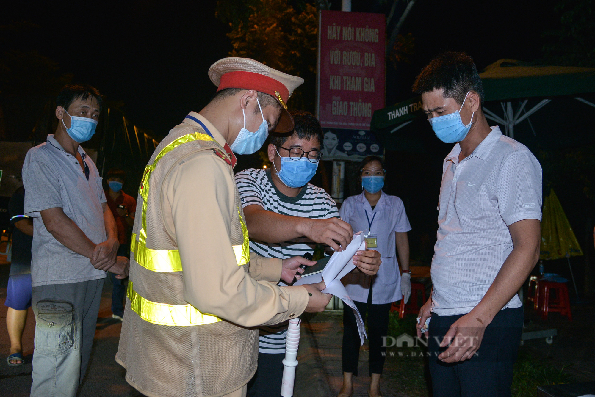 Lực lượng liên ngành đội nắng, ăn cơm muộn, trực xuyên đêm tại các chốt cửa ngõ thủ đô - Ảnh 7.