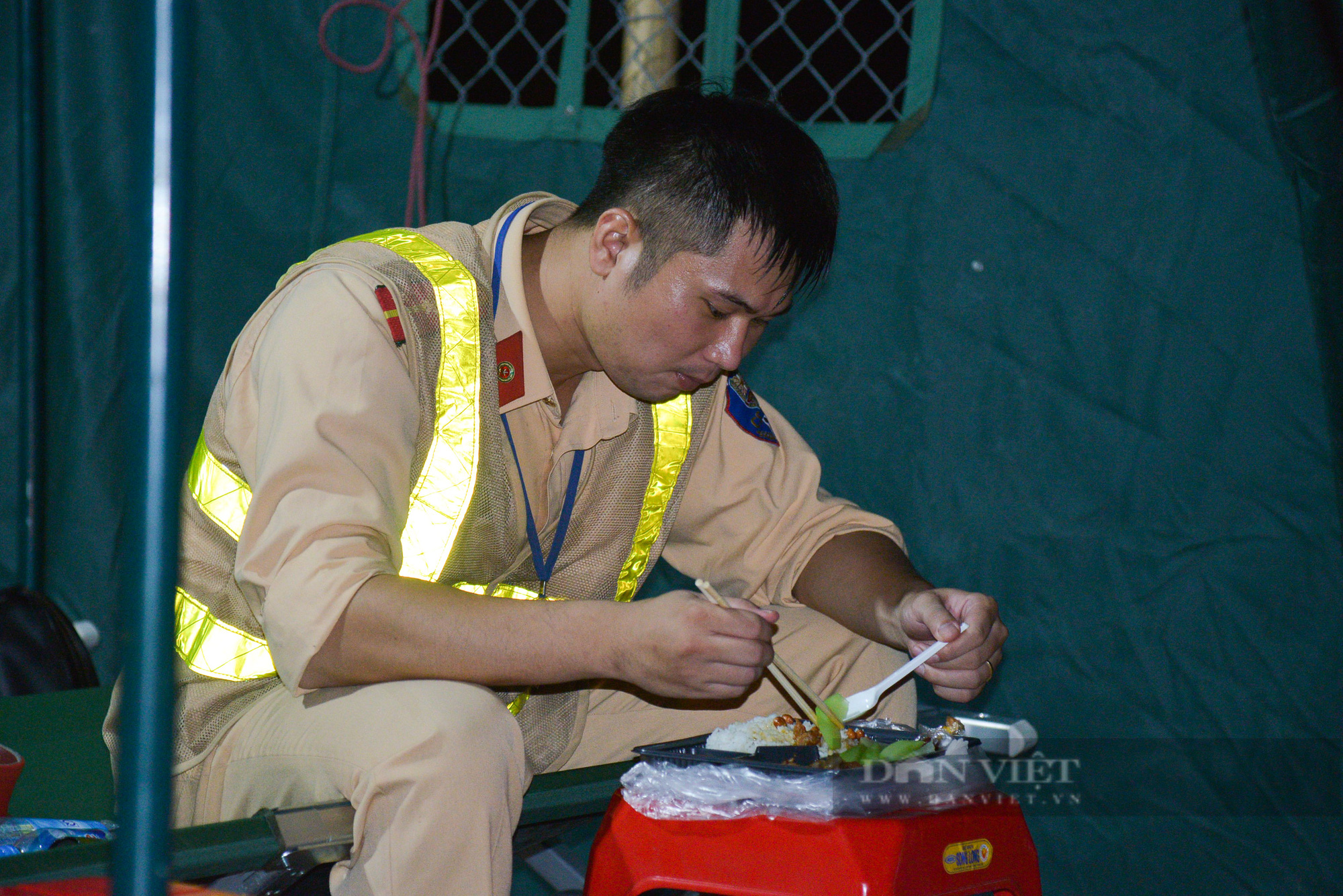 Lực lượng liên ngành đội nắng, ăn cơm muộn, trực xuyên đêm tại các chốt cửa ngõ thủ đô - Ảnh 13.