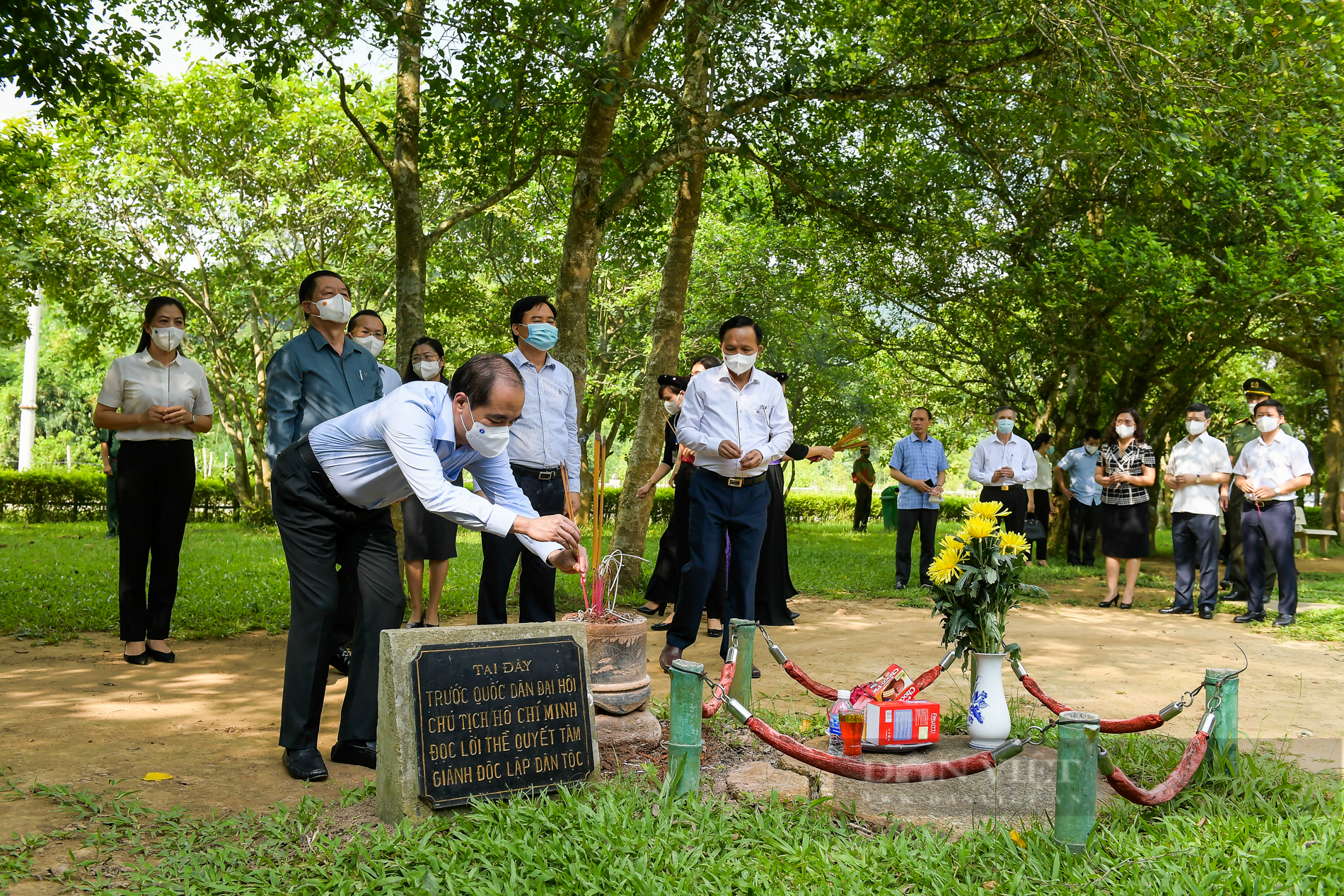 Trưởng Ban Tuyên giáo Trung ương thăm và tặng quà tri ân tại &quot;Thủ đô kháng chiến&quot;  - Ảnh 5.