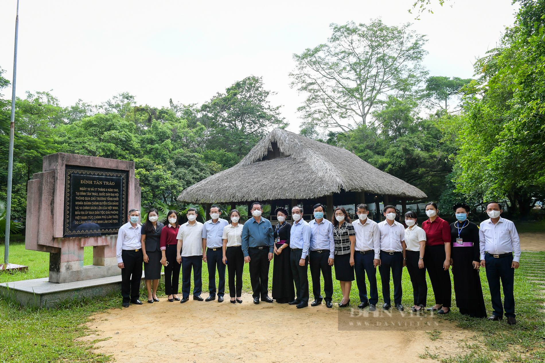 Trưởng Ban Tuyên giáo Trung ương thăm và tặng quà tri ân tại &quot;Thủ đô kháng chiến&quot;  - Ảnh 6.