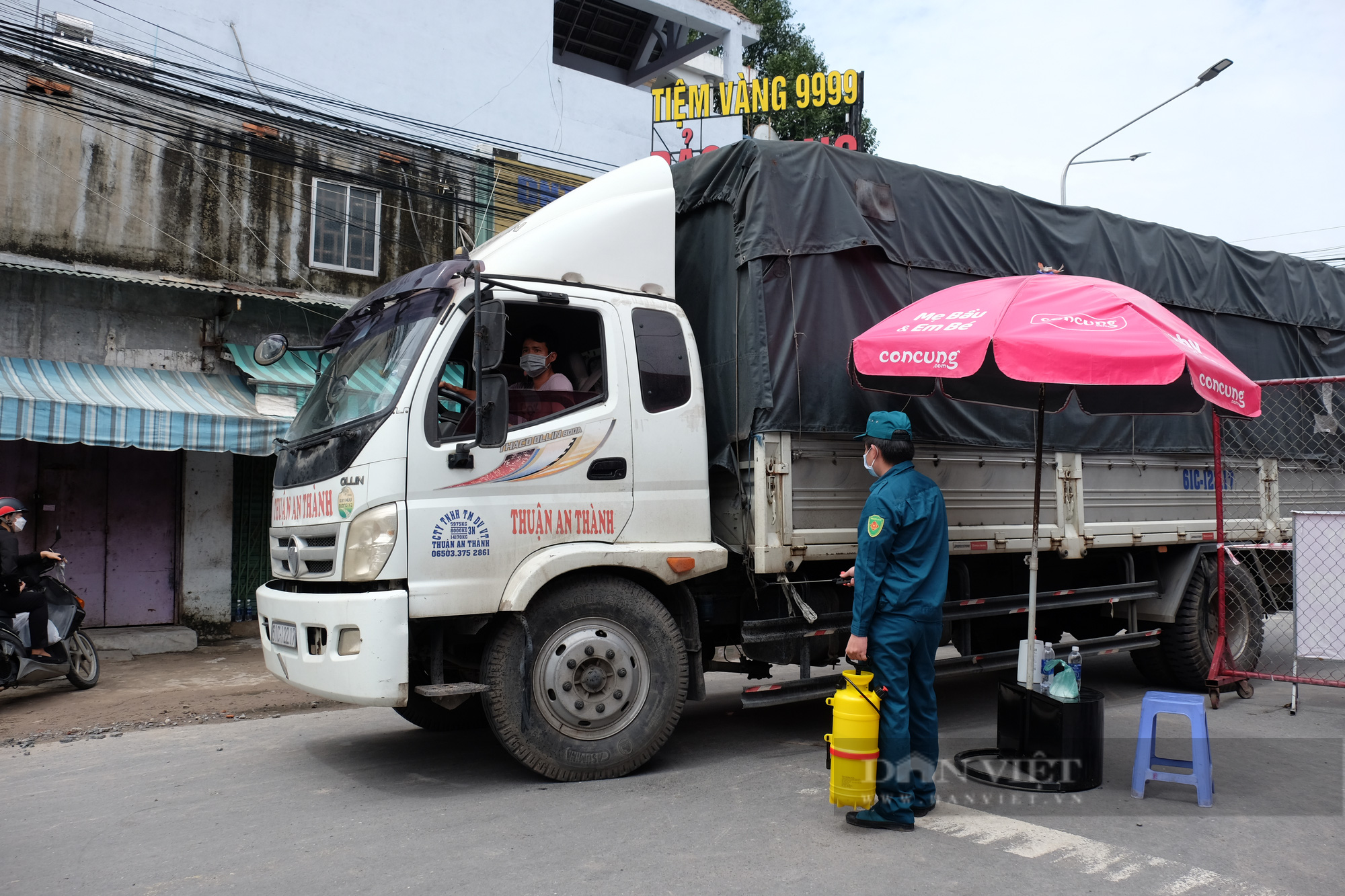 Đồng Nai: Trảng Dài với 110.000 dân như thế nào trong ngày đầu phong tỏa? - Ảnh 4.