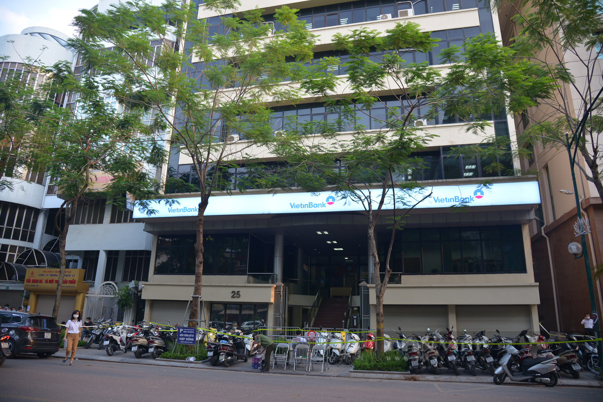 Phong tỏa tòa nhà Vietinbank 25 Lý Thường Kiệt, Hà Nội vì Covid-19 - Ảnh 1.