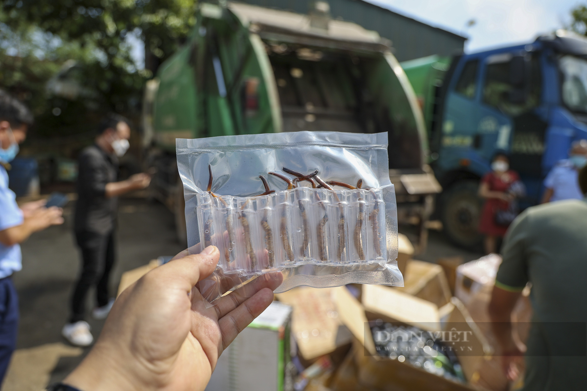 Hà Nội: Tiêu hủy lượng lớn đông trùng hạ thảo, nước hoa, mỹ phẩm không rõ nguồn gốc tổng trị giá gần 2 tỷ đồng - Ảnh 3.