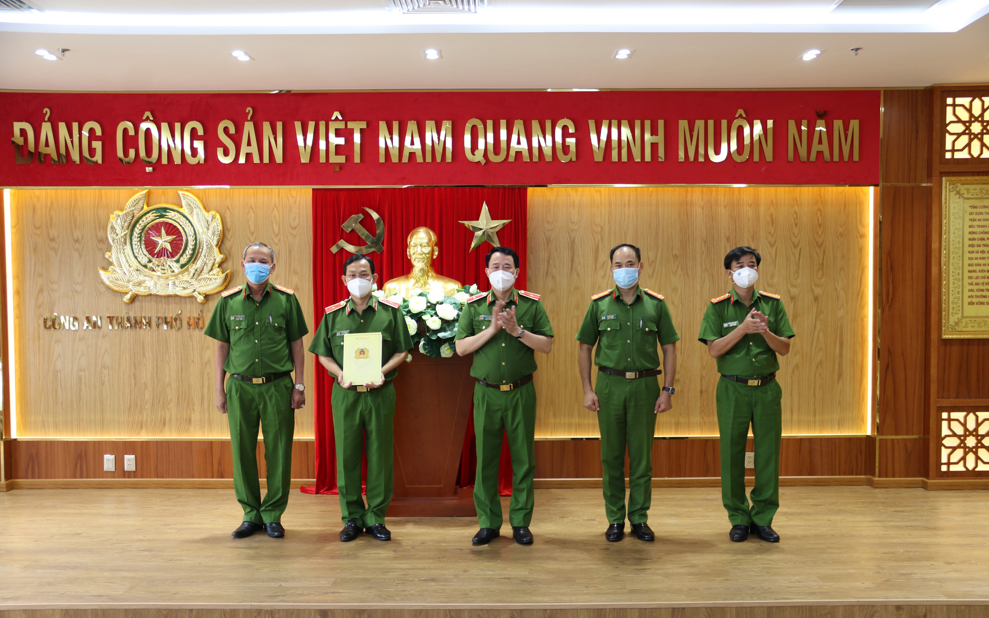 Thứ trưởng Bộ Công an thưởng nóng cho Công an TP.HCM vụ bắt tử tù nhiễm Covid-19 trốn trại