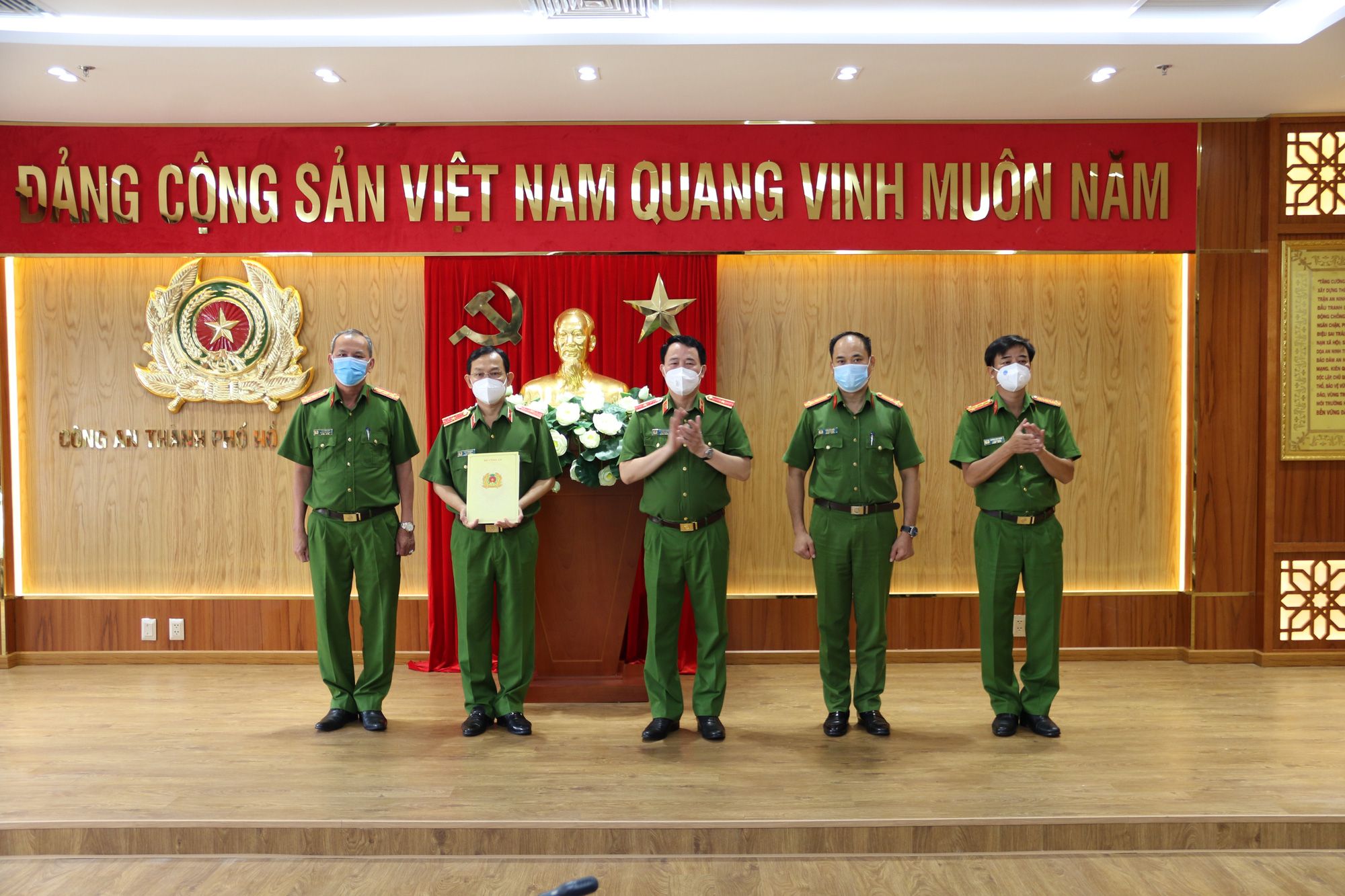 Thứ trưởng Bộ Công thưởng nóng cho Công an TP.HCM vụ bắt tử tù nhiễm Covid-19 trốn trại - Ảnh 1.