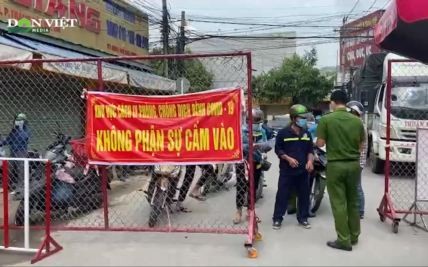 Đồng Nai: Ngày đầu phong tỏa phường Trảng Dài nhiều người dân ra chốt kiểm soát xin được đi làm