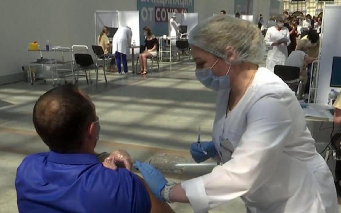 Covid-19 bùng phát ở Nga vì nhiều người "ngại" tiêm vắc-xin