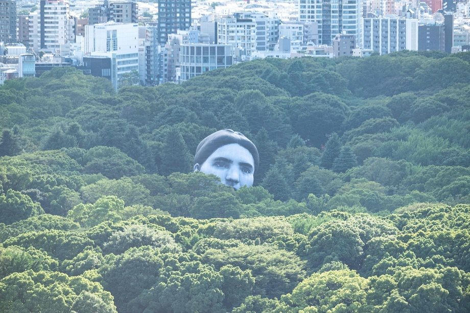 Khinh khí cầu hình đầu người khổng lồ bay trên bầu trời Tokyo - Ảnh 1.