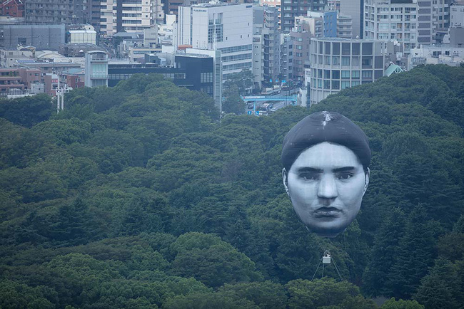 Khinh khí cầu hình đầu người khổng lồ bay trên bầu trời Tokyo - Ảnh 2.