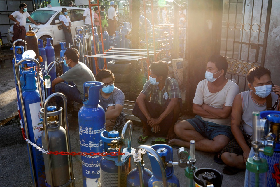 Bất chấp rủi ro lây nhiễm, dân Myanmar xếp hàng dài chờ nạp bình oxy - Ảnh 2.