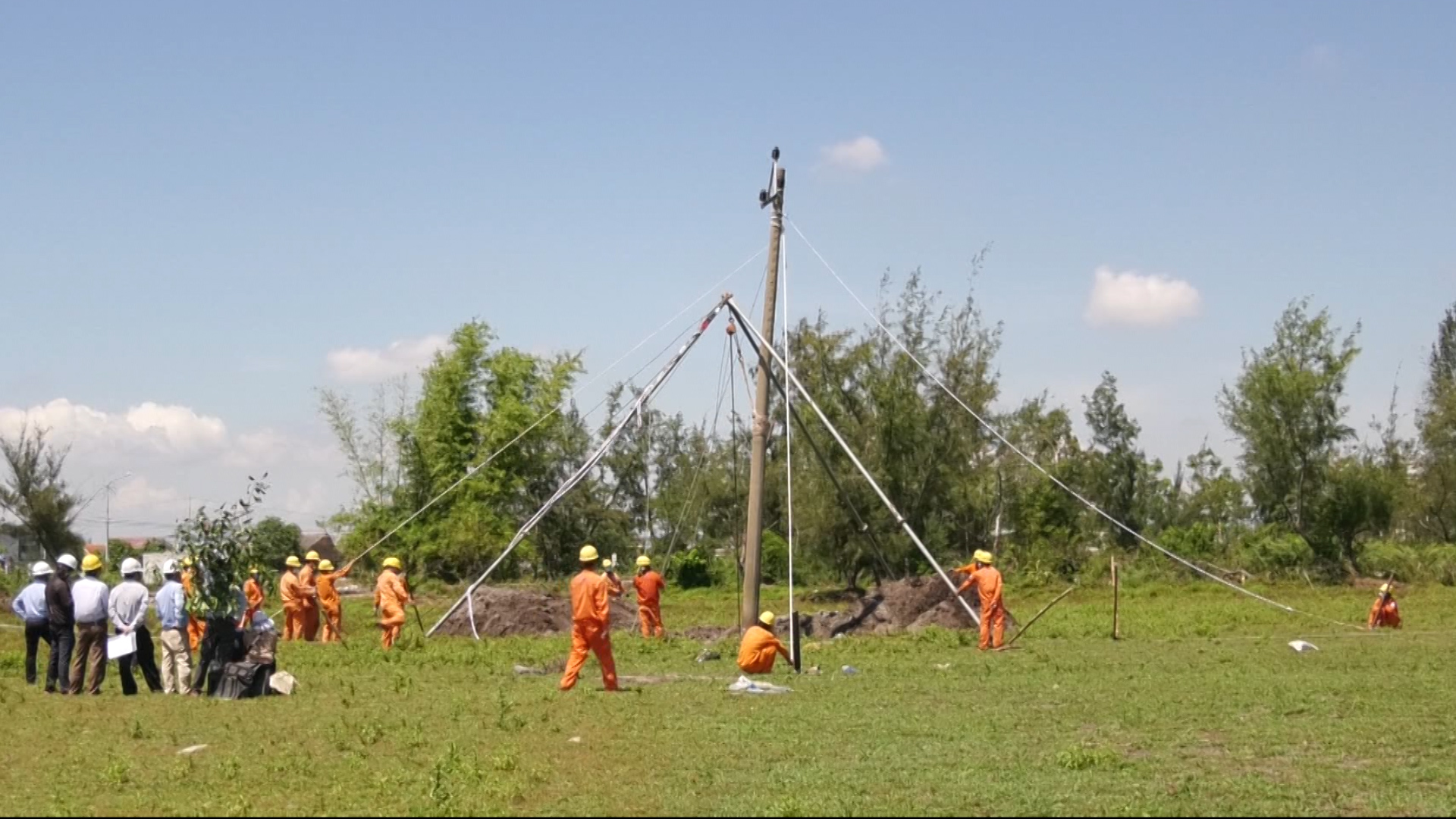 Công ty Điện lực Quảng Nam diễn tập phòng chống thiên tai – tìm kiếm cứu nạn năm 2021 - Ảnh 2.