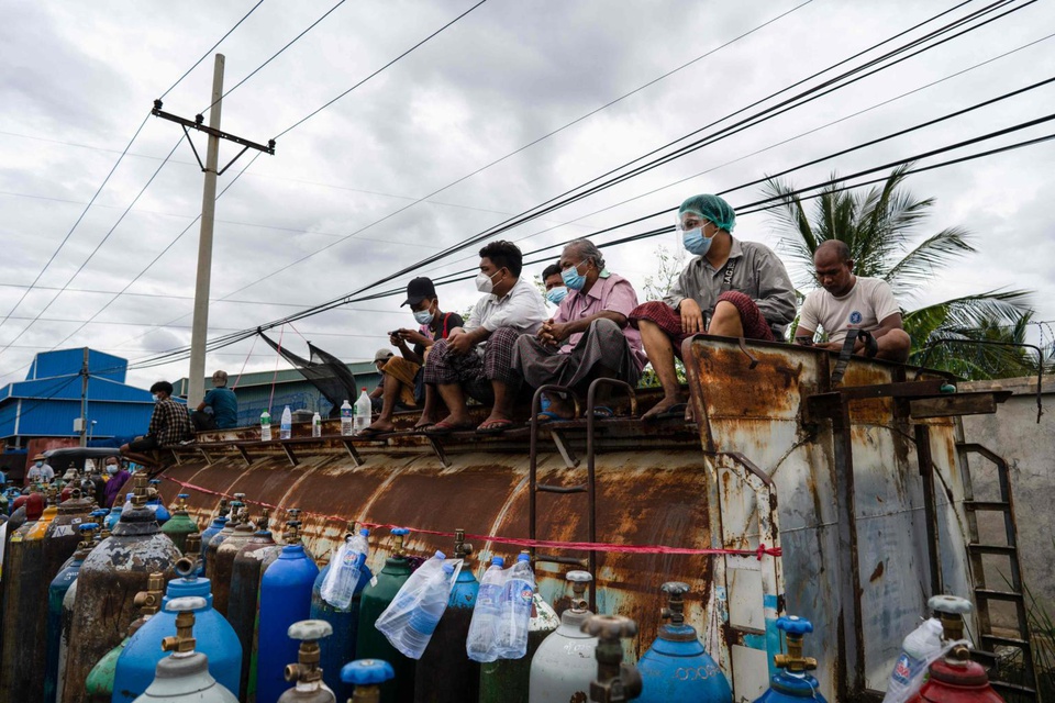 Bất chấp rủi ro lây nhiễm, dân Myanmar xếp hàng dài chờ nạp bình oxy - Ảnh 3.