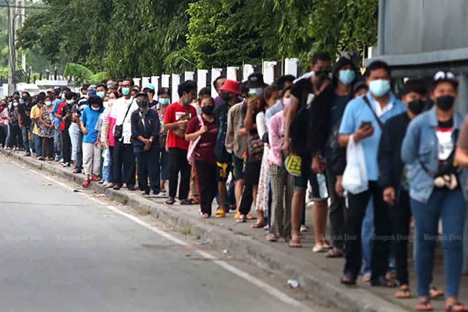Bất chấp rủi ro lây nhiễm, dân Myanmar xếp hàng dài chờ nạp bình oxy - Ảnh 5.