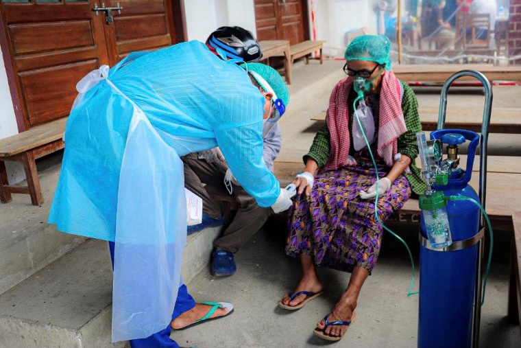 Bất chấp rủi ro lây nhiễm, dân Myanmar xếp hàng dài chờ nạp bình oxy - Ảnh 7.